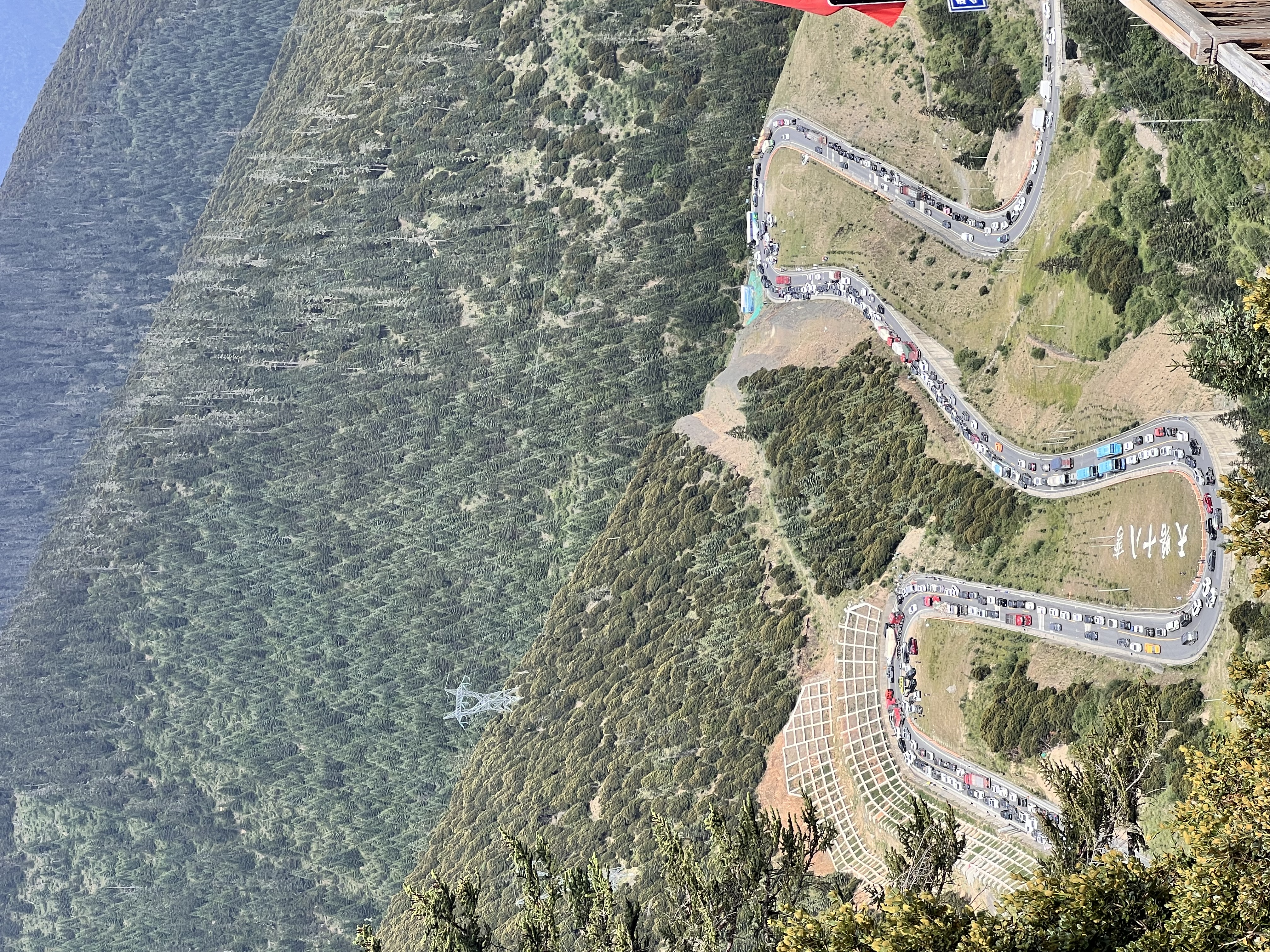 天路十八弯堵车盛况